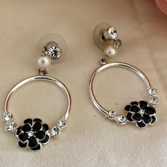 Silver tone earrings with flower and rhinestones - Picture 1 of 1
